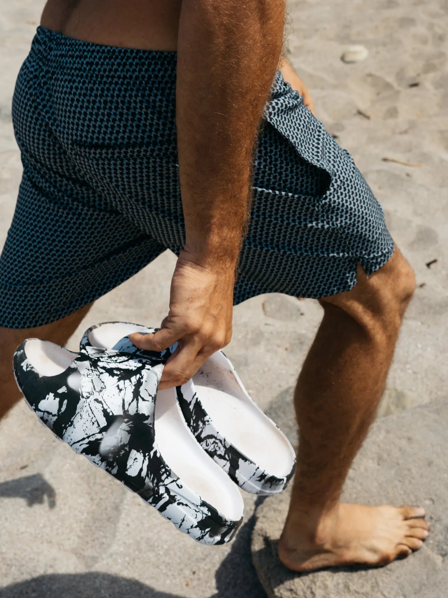 chunky-slides-black-white-stains-0d/0d7b48d75af899d5bac2ad4a1726c06f39b062e7