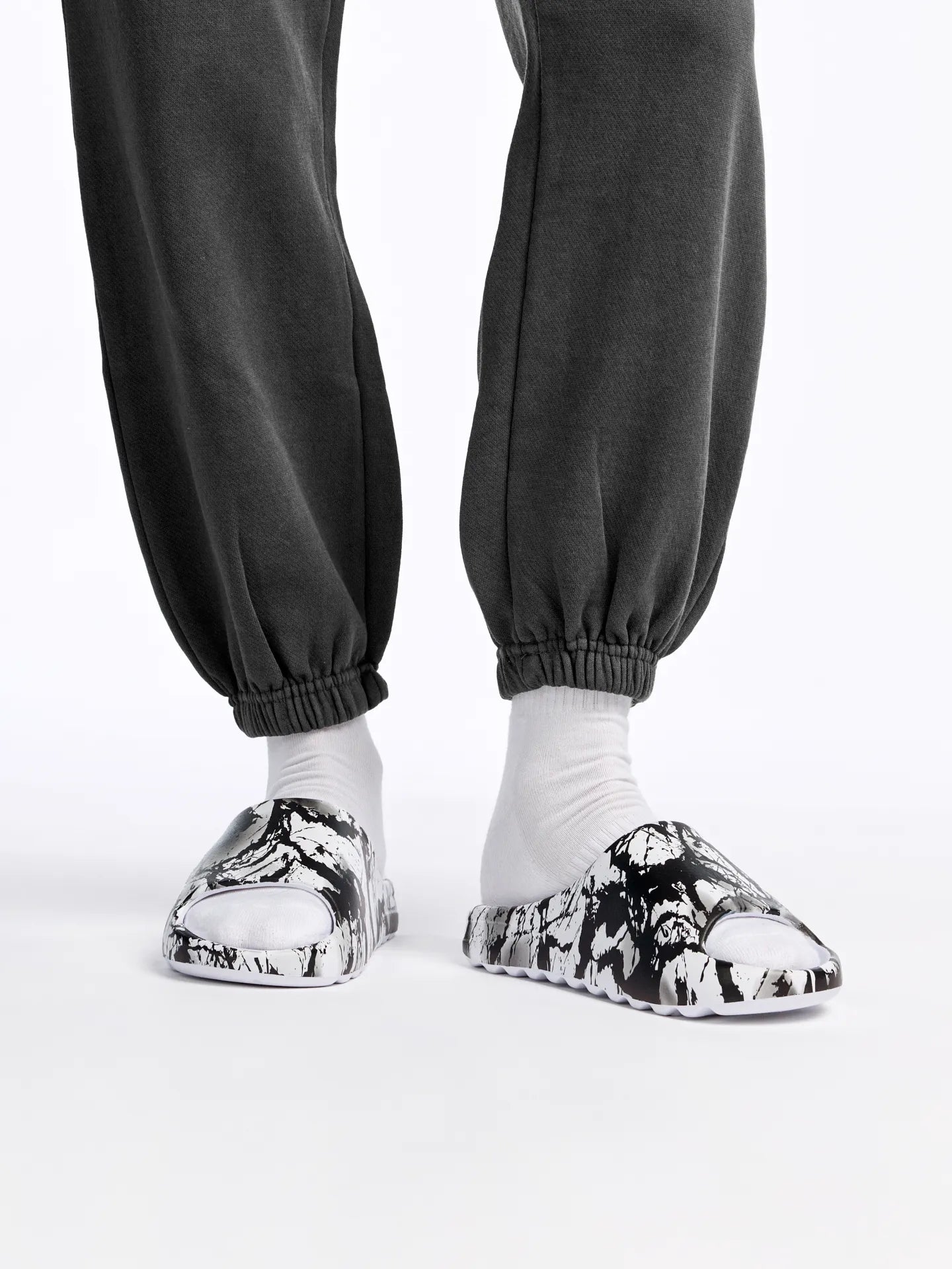 chunky-slides-black-white-stains-d7/d72db0eeac72eed990ea001ae14313d4a4712b3d